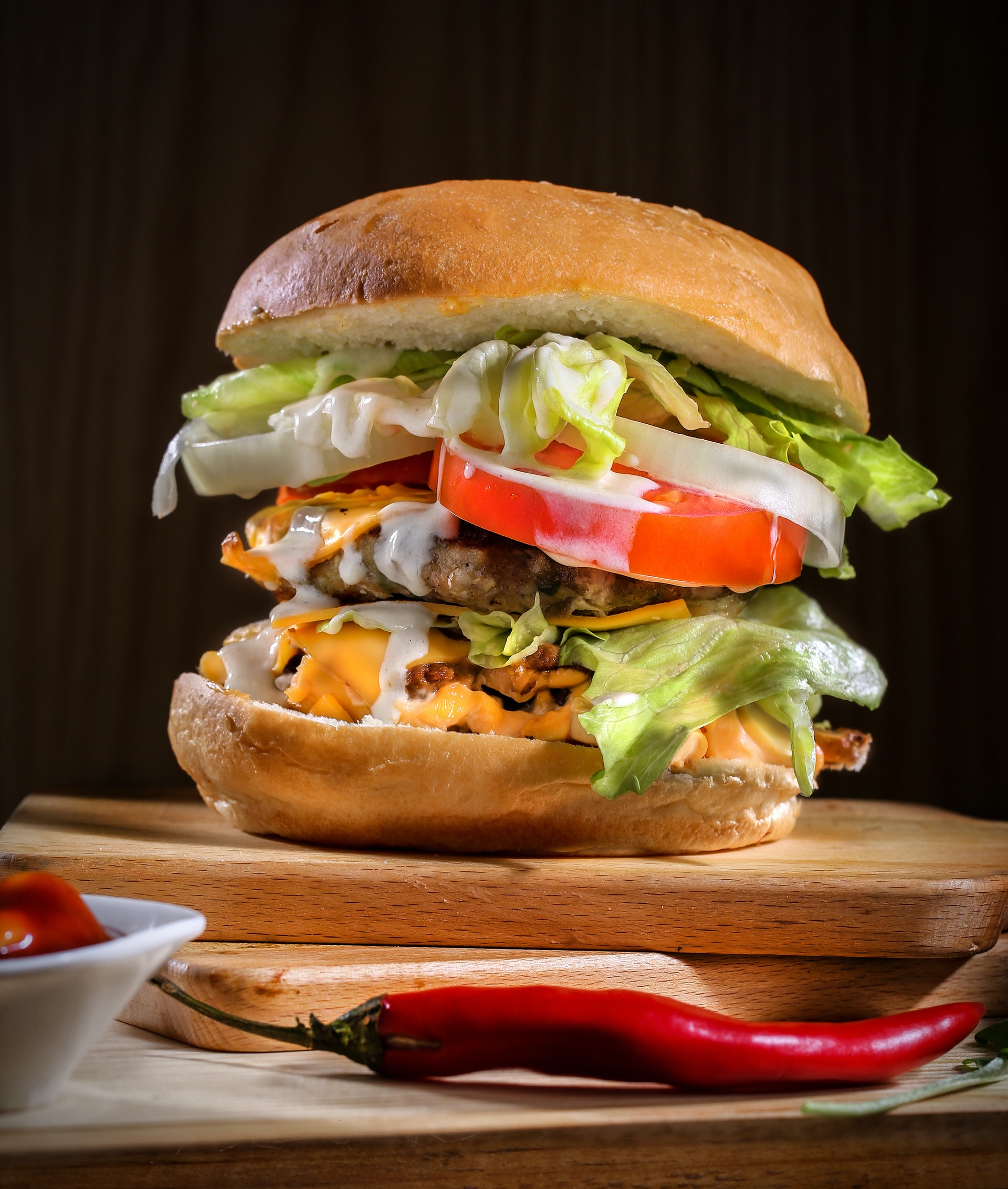 Hamburger sur une planche de cuisine
